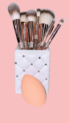 MAKEUP BRUSH SET.